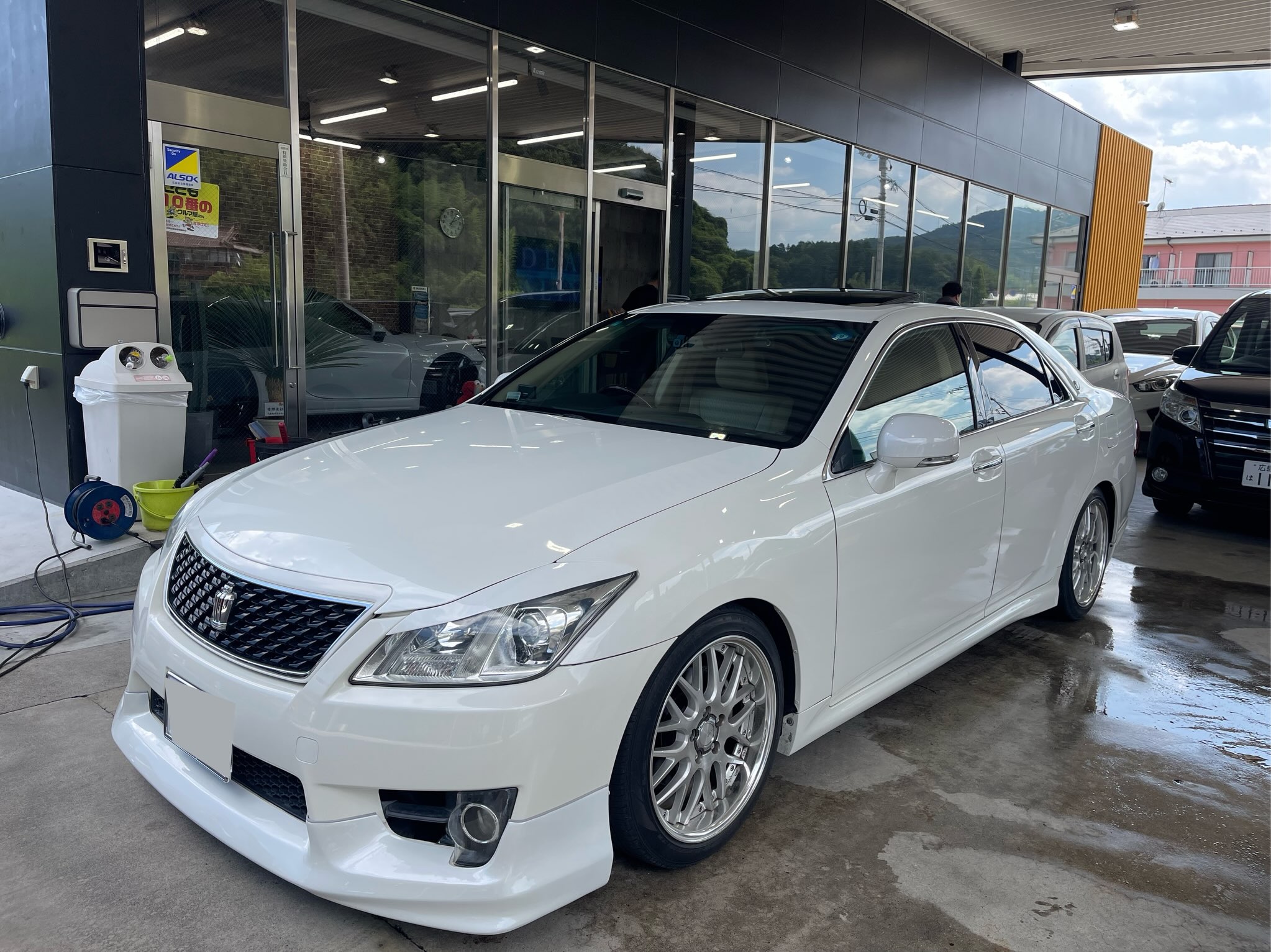 INFINITEでアスリート仕様に仕上げたホワイトのトヨタ クラウン
